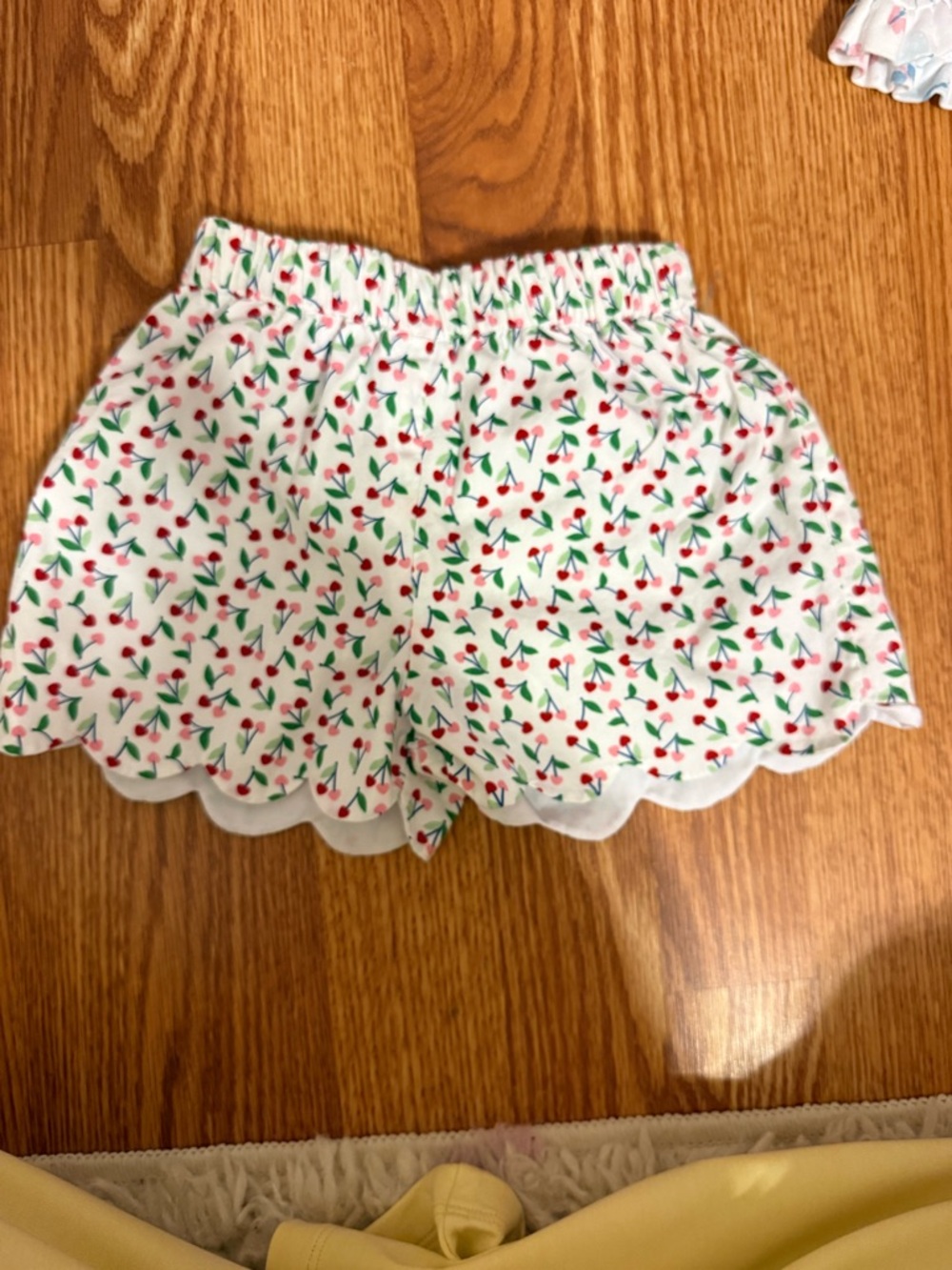 Little English White Cherry-Print Scallop Hem Shorts